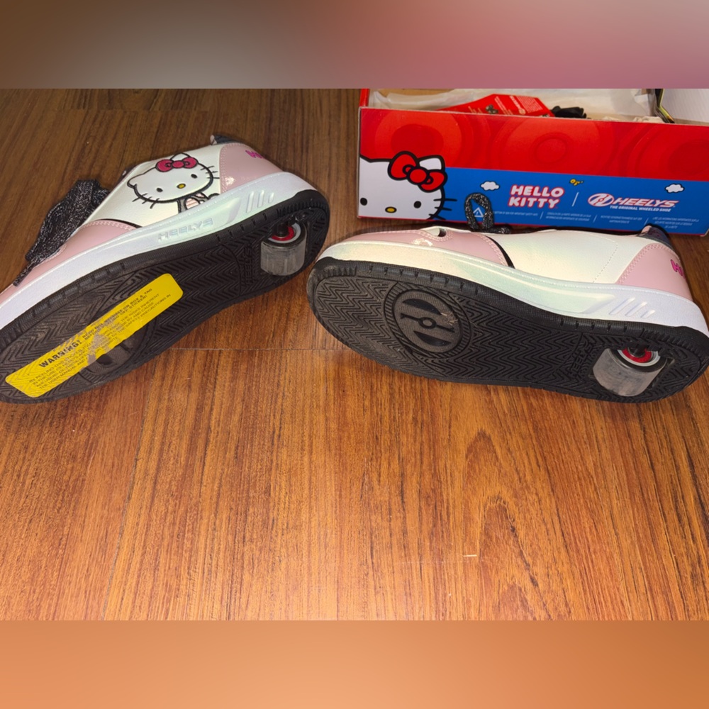 Hello kitty Heely’s - Picture 6 of 7